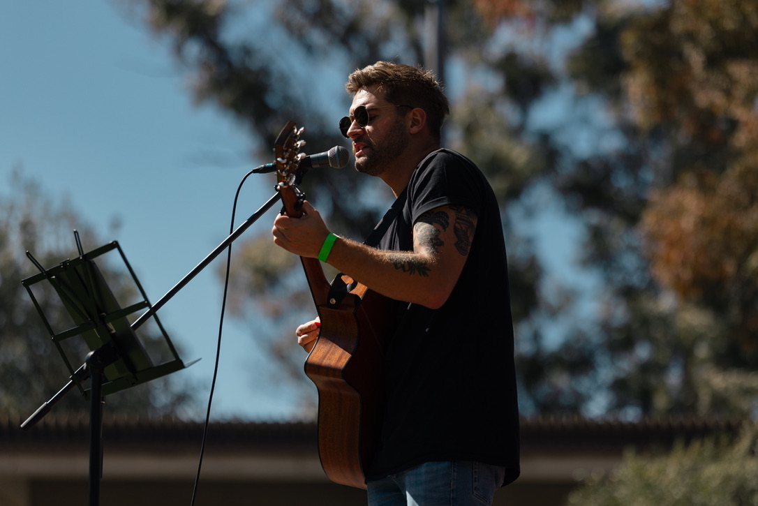 Harry behind the mic stand